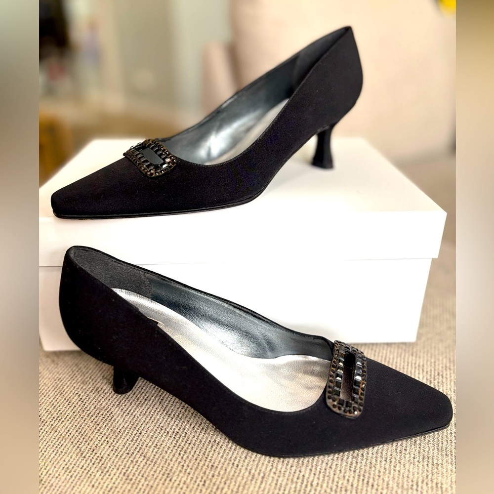 Stuart Weitzman Chic Black Peau de Soie Pumps w Rhinestones 5 B